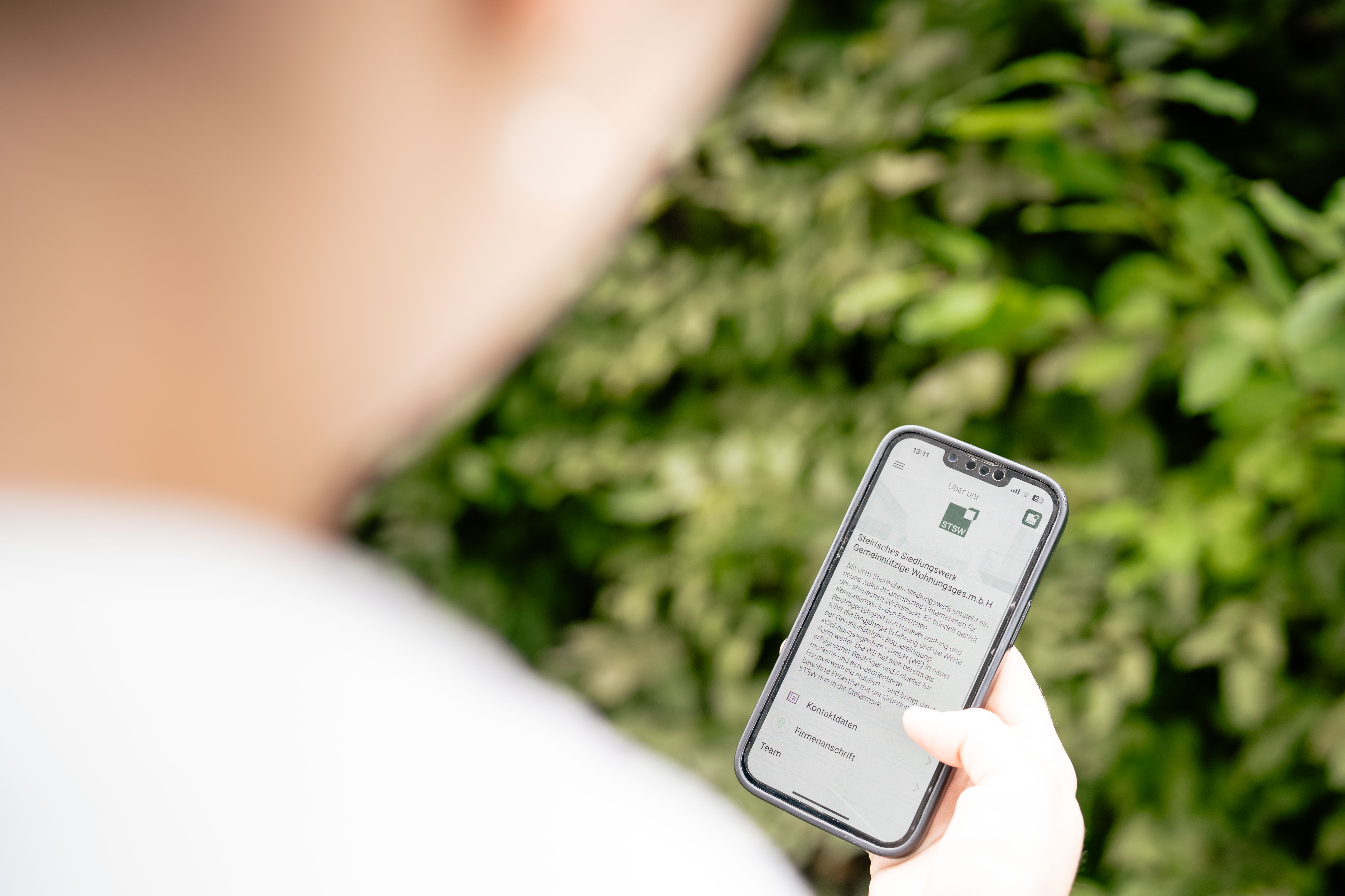 Frau schaut auf die STSW APP auf ihrem Smartphone