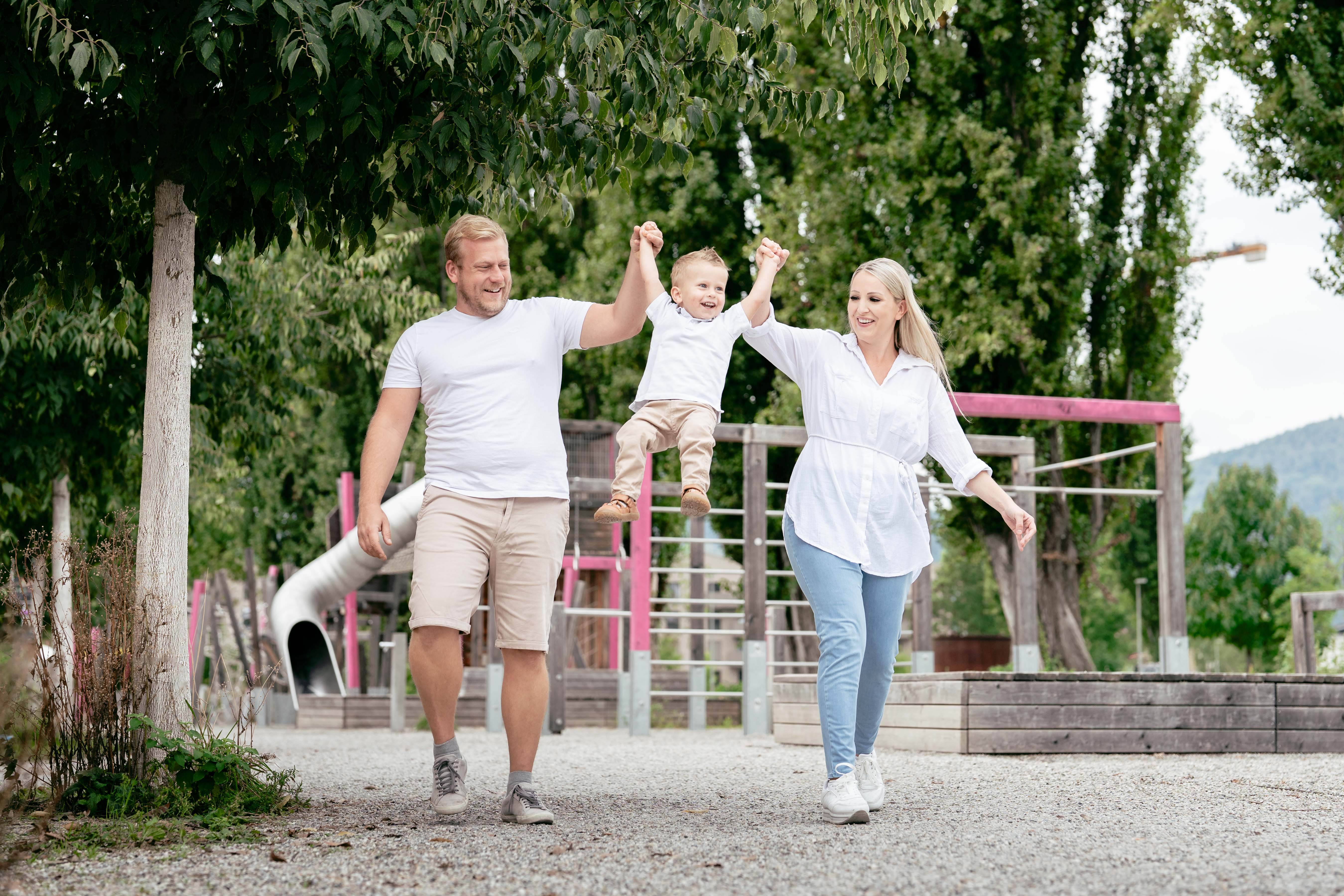 Eine Familie spielt vor den Reininghausgründen in Graz