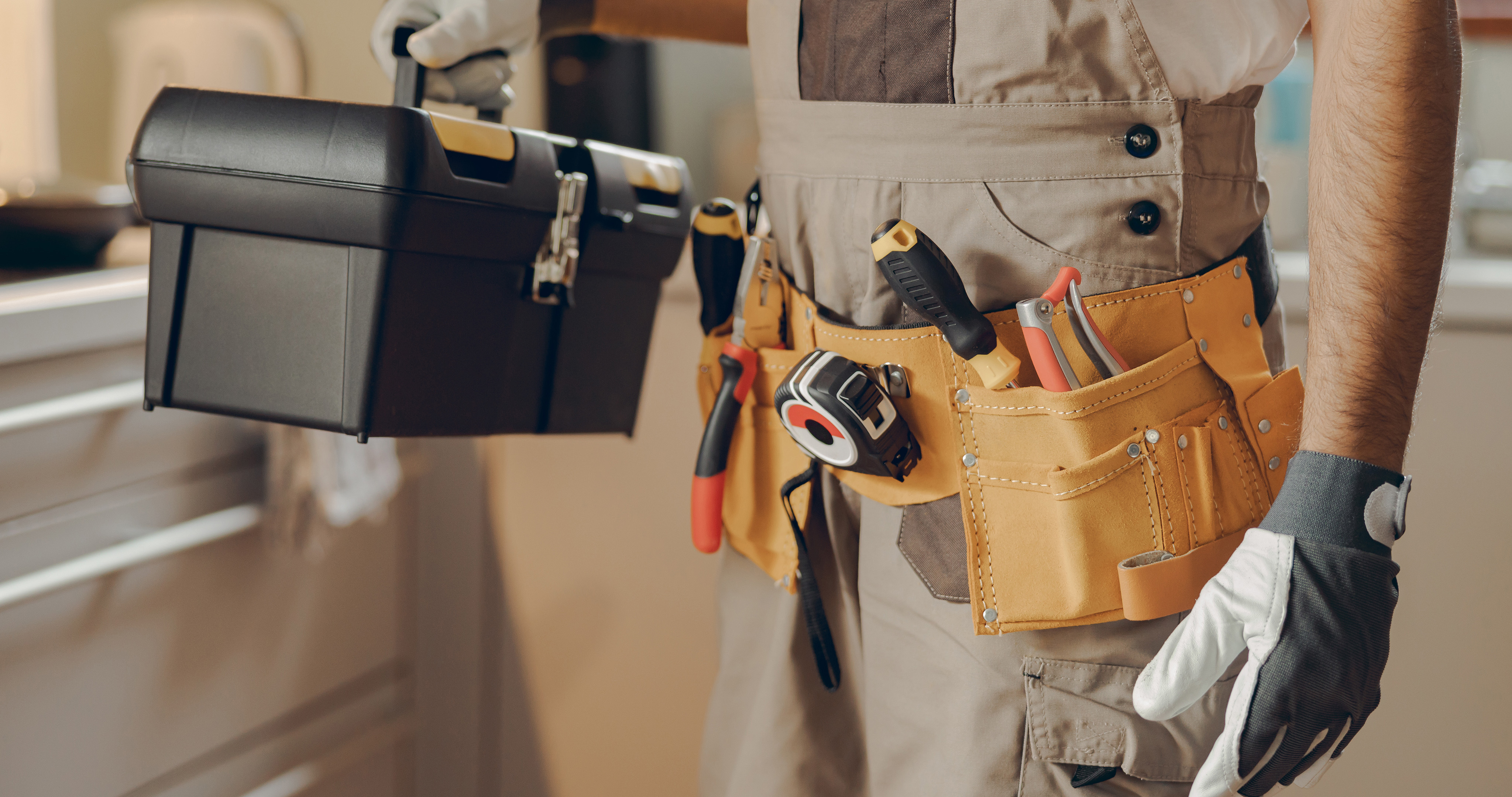 Mann mit Werkzeuggürtel